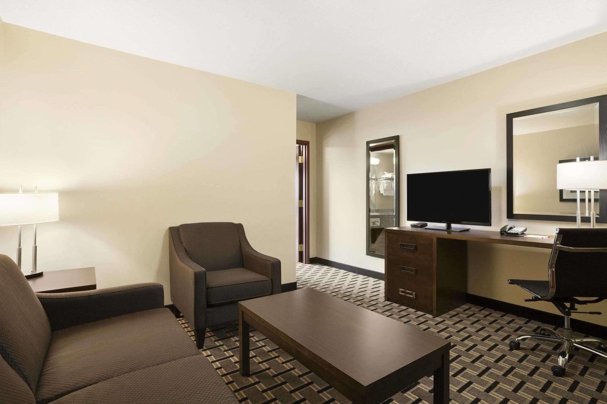 Ramada By Wyndham Edson Hotel Exterior photo